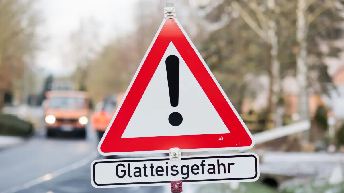 Glatteisgefahr: ARCHIV - 26.02.2018, Niedersachsen, Emmerthal: Ein Schild weist auf Glatteisgefahr hin. (zu dpa: «Lokale Glätte in der Nacht zum Montag») Foto: Julian Stratenschulte/dpa +++ dpa-Bildfunk +++