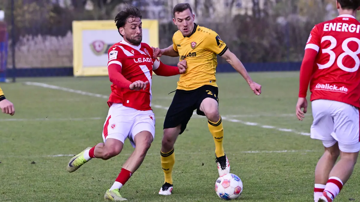 Gegen Dynamo Dresden kam Dennis Slamar (links) mal wieder über 90 Minuten zum Einsatz. In der 3. Liga muss er sich aktuell bei Energie Cottbus mit der Reservistenrolle begnügen.