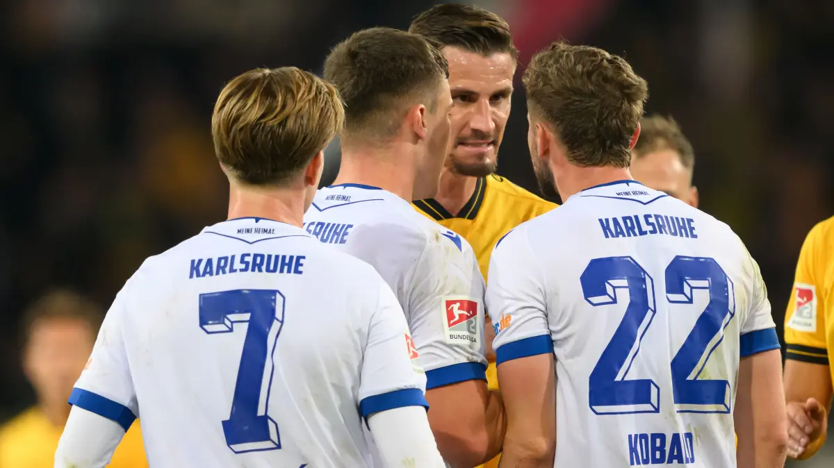 Fußball: 2. Bundesliga, SG Dynamo Dresden - Karlsruher SC, 8. Spieltag, Rudolf-Harbig-Stadion, Stefan Kutschke (Dynamo Dresden, 3.v.l) und Julian Pauli (Dynamo Dresden, r) diskutieren mit Dzenis Burnic (Karlsruher SC, l-r), Marcel Beifus (Karlsruher SC) und Christoph Kobald (Karlsruher SC). +++ dpa-Bildfunk +++