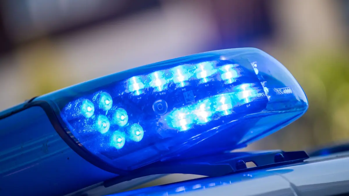Polizei Symbolbild: SYMBOLBILD - 11.08.2022, Niedersachsen, Vechta: Ein Blaulicht ist auf dem Dach eines Polizeifahrzeugs zu sehen. (zu dpa: «Reizgas-Angriff auf einer Party in Hamburg») Foto: Lino Mirgeler/dpa +++ dpa-Bildfunk +++