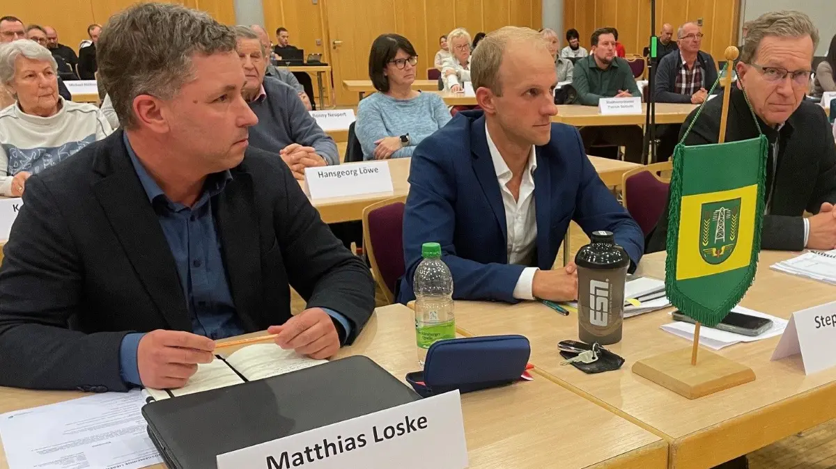 Sie wollen den Austritt aus der Verbandsgemeinde: Matthias Loske, Stephan Bawey und Gunter Gesper (v.l.) in der ersten Reihe der Abgeordneten der Stadtverordnetenversammlung Falkenberg.