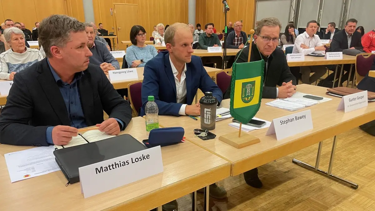 Sie wollen den Austritt aus der Verbandsgemeinde: Matthias Loske, Stephan Bawey und Gunter Gesper (v.l.) in der ersten Reihe der Abgeordneten der Stadtverordnetenversammlung Falkenberg.