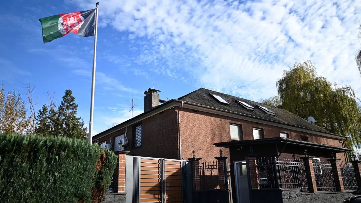 10.11.2025, Nordrhein-Westfalen, Bonn: Eine Flagge weht vor dem Afghanischen Konsulat in Bonn. Das afghanische Generalkonsulat in Bonn nimmt laut einer Mitteilung des Außenministeriums in Kabul wieder seine Arbeit auf - mit einem von den islamistischen Taliban entsandten Vertreter. Foto: Federico Gambarini/dpa +++ dpa-Bildfunk +++