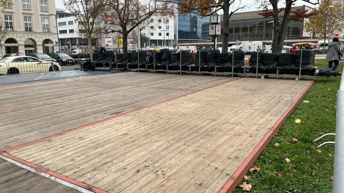 Hier entsteht die Eisbahn für den diesjährigen Weihnachtsmarkt in Cottbus. Der Eintrittspreis liegt bei 5 Euro für die zeitlich unbegrenzte Nutzung an dem jeweiligen Tag.