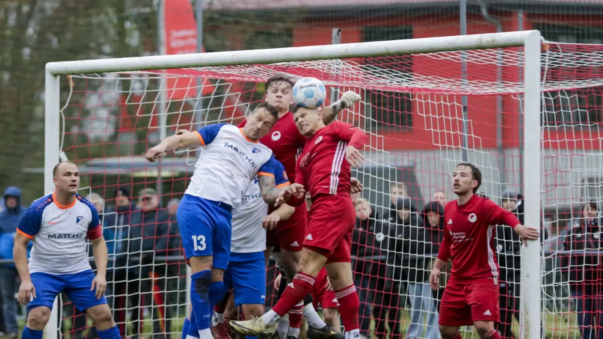 Dreierpack im Viertelfinale: Andy Hebler (links) vom VfB Krieschow schoss sein Team beim VfB Hohenleipisch zum Sieg.