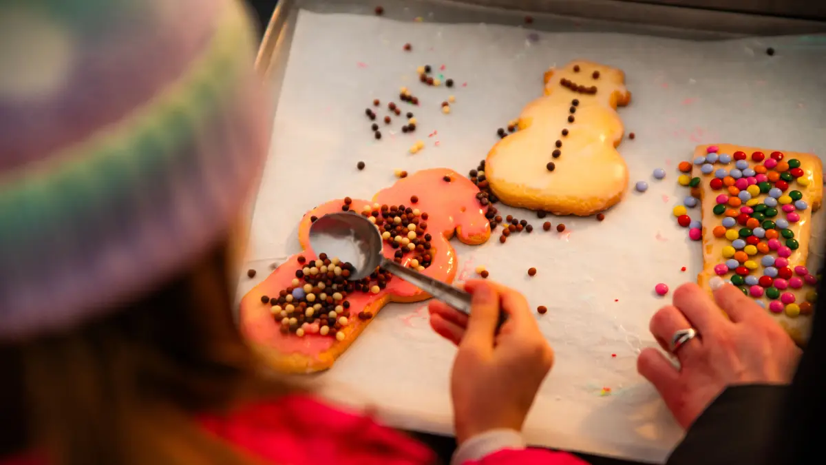 Plätzchen backen während des Adventsmarktes in Lübben.