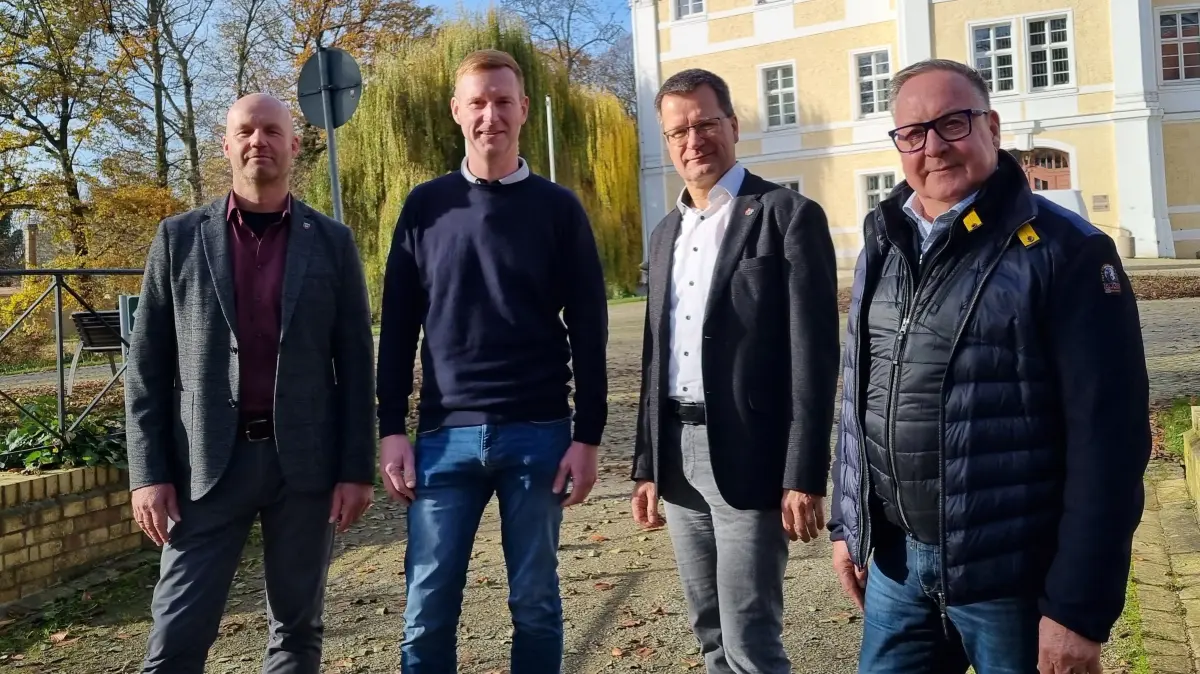 Bürgermeister Marco Babenz (li.), Helmut Wenzel (re.) und Bengt Kanzler (2.v.re.) mit Nachfolger Chris Mielchen.
