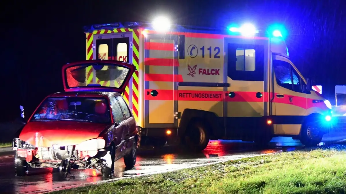 Auf der B6 bei Görlitz hat sich ein Unfall ereignet. Ein Autofahrer hat einen Kreisverkehr überfahren.