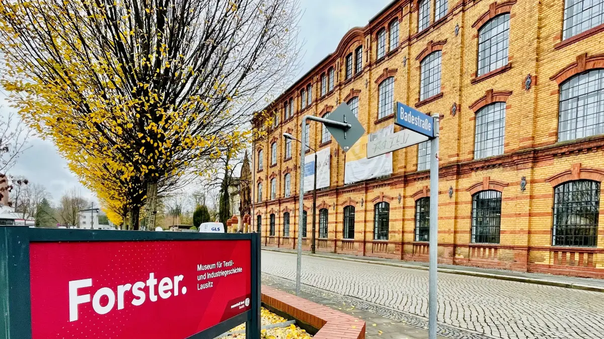 Die neue Beschilderung für das Museum von Forst stimmt bereits. Noch vor wenigen Wochen wurde dort noch für das Brandenburgische Textilmuseum geworben.