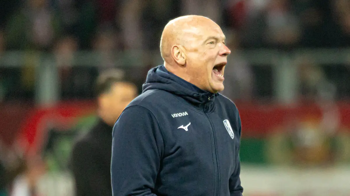 Uwe Rösler (Trainer VfL Bochum) ruft, schreit, lautstark, gibt Anweisungen, an der Seitenlinie;
FC Augsburg vs. VfL Bochum, DFB-Pokal 2. Hauptrunde;
DFL REGULATIONS PROHIBIT ANY USE OF PHOTOGRAPHS AS IMAGE SEQUENCES AND/OR QUASI-VIDEO.
Foto: Eibner-Pressefoto/Klaus Rainer Krieger