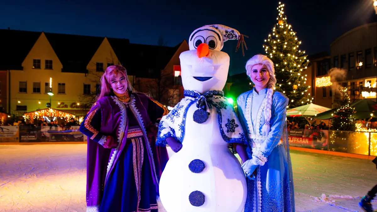 Märchenhafter Besuch von Lottimmi - Anna (li.) und Elsa (re.) mit Schneemann Olaf von Disney »Die Eiskönigin«