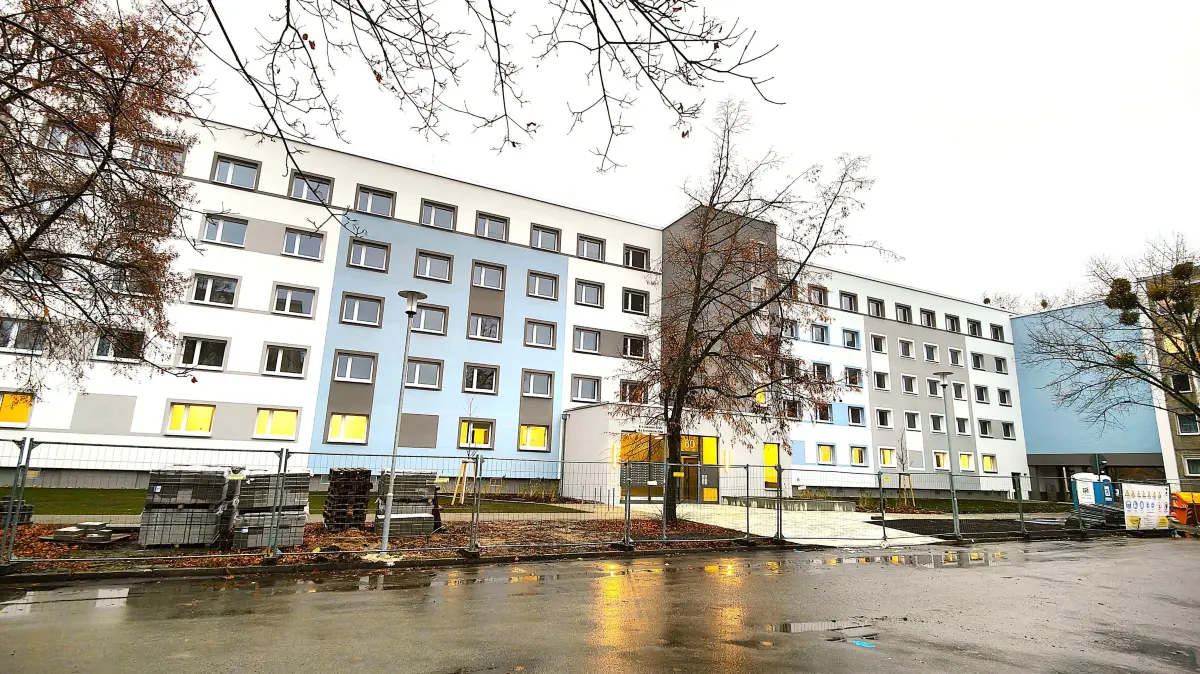 Das Wohngebäude Gneisenau-Straße 60 in Hoyerswerda wird für eine neue Nutzung umgestaltet.