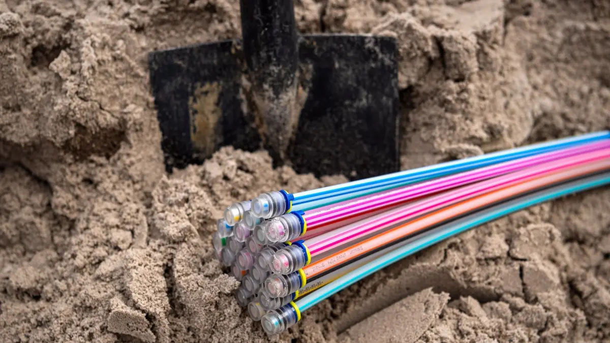 250 Millionen Euro für Glasfaserausbau in Sachsen-Anhalt: ARCHIV - 08.04.2021, Niedersachsen, Leer: Glasfaserkabel liegen auf einer Baustelle. In Sachsen-Anhalt wird der Glasfaserausbau noch einmal mit 250 Millionen Euro gefördert. (zu dpa: «Glasfaserausbau in Sachsen-Anhalt kommt voran») Foto: Sina Schuldt/dpa +++ dpa-Bildfunk +++
