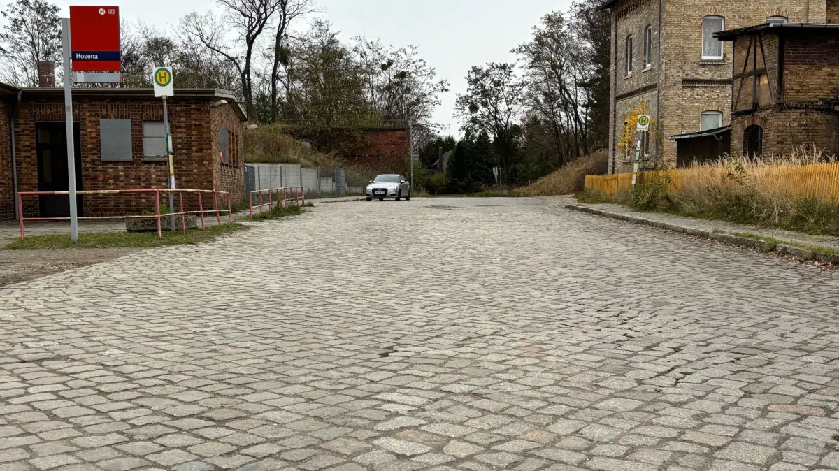 Die berüchtigten "Katzenköppe" sollen bald aus dieser Straße verschwinden. Denn es ist ein grundhafter Ausbau der Trasse vorgesehen.
