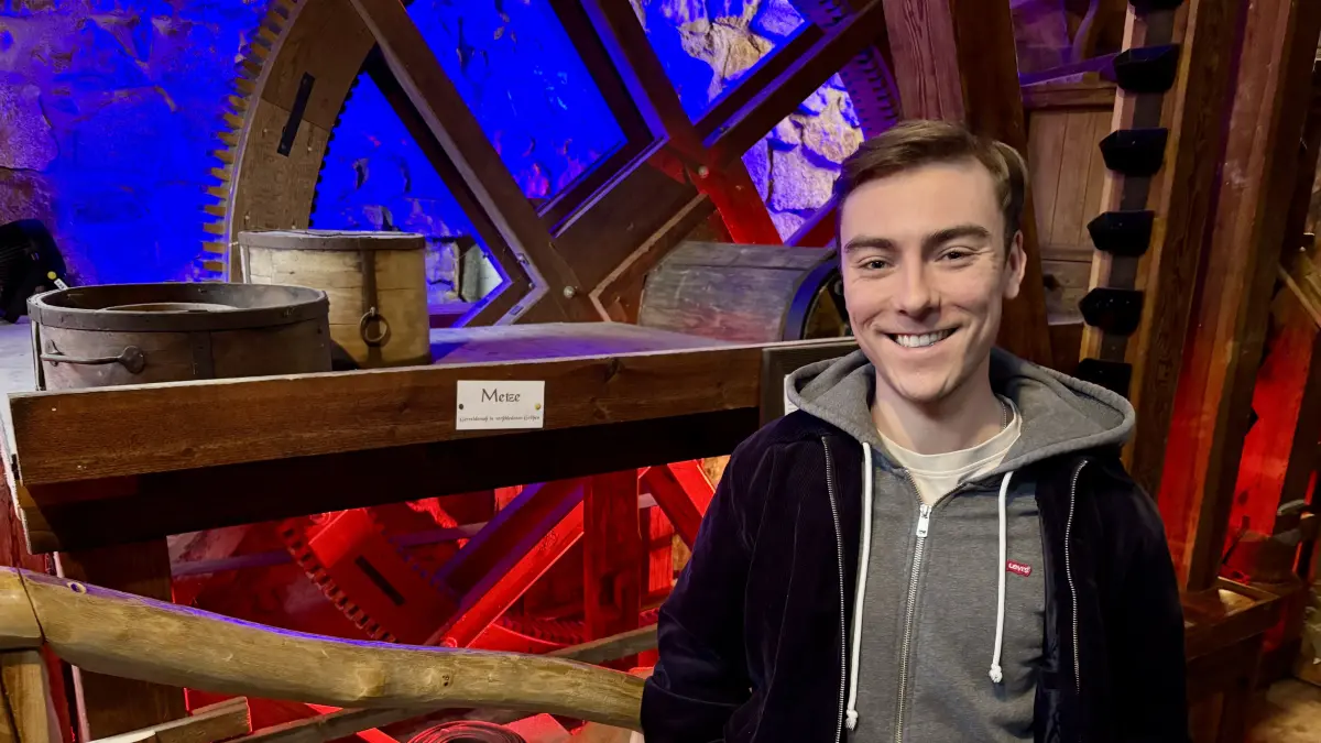 Geschäftsführer Anton Fuchs lädt zum ersten "Krabat-Lichterzauber" in der Krabat-Mühle bei Hoyerswerda ein. An 15 Abenden findet die Veranstaltung statt.