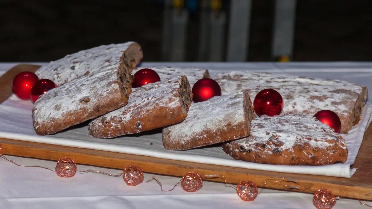 Mit dem Stollenanschnitt wird der Weihnachtsmarkt in Vetschau eröffnet. (Archivbild)
