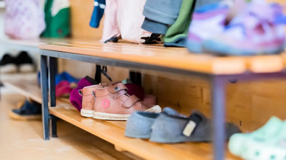 Kita: ARCHIV - 25.10.2023, Berlin: Das Schuhregal in einer Berliner Kita. (zu dpa: «Kampagne für mehr Vielfalt in Kitas») Foto: Christoph Soeder/dpa +++ dpa-Bildfunk +++