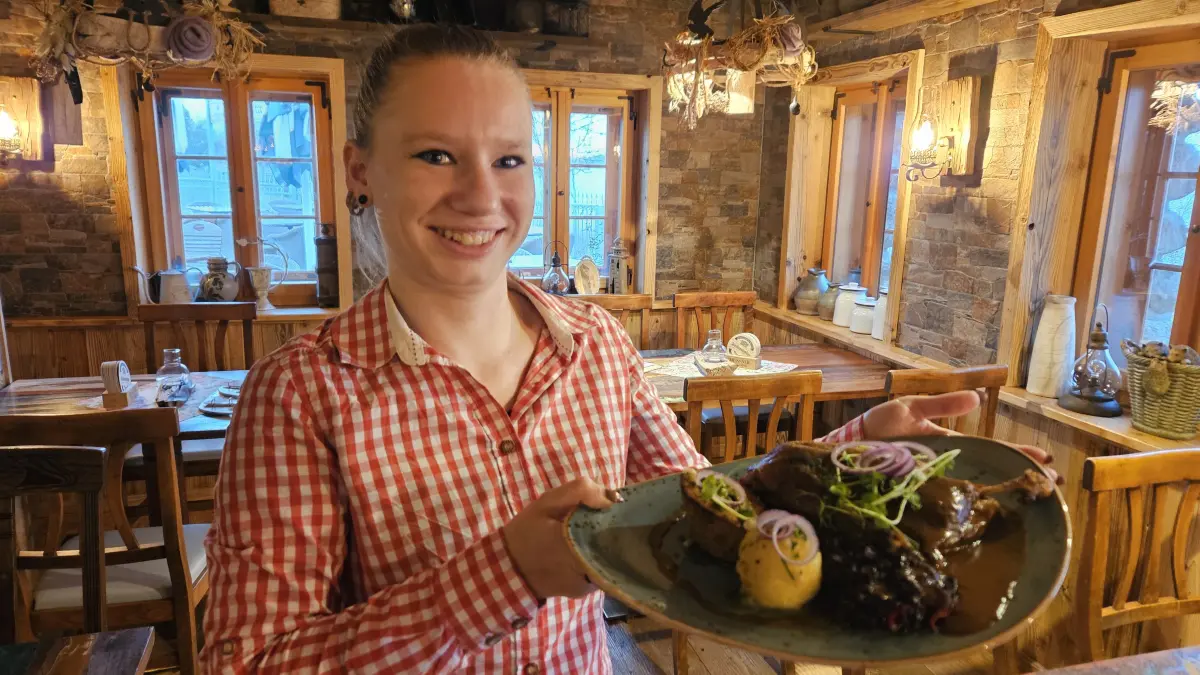 Jessica Grobosch, Restaurantleiterin in der Lutki-Hütte in Senftenberg, präsentiert eine halbe Ente auf dem Teller.