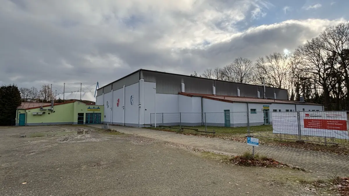 Die Großkoschener Seesporthalle steht derzeit im Fokus von Rathaus und Stadtverordneten. Ein wichtiger Beschluss aus dem Jahr 2021 soll aufgehoben werden.