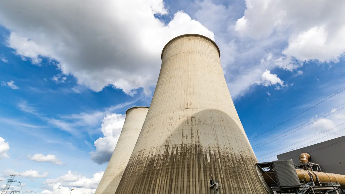 Kühltürme im Kraftwerk Jänschwalde geben Wasserdampf an die Umgebung ab.
Die im Kraftwerk Jänschwalde seit 2018 bzw. 2019 in Sicherheitsbereitschaft gehaltenen Blöcke E und F werden zurzeit - vorbehaltlich einer Entscheidung des Brandenburgischen Landesumweltamtes für Umwelt (LfU) - auf ein Wiederanfahren vorbereitet.
Foto: Frank Hammerschmidt