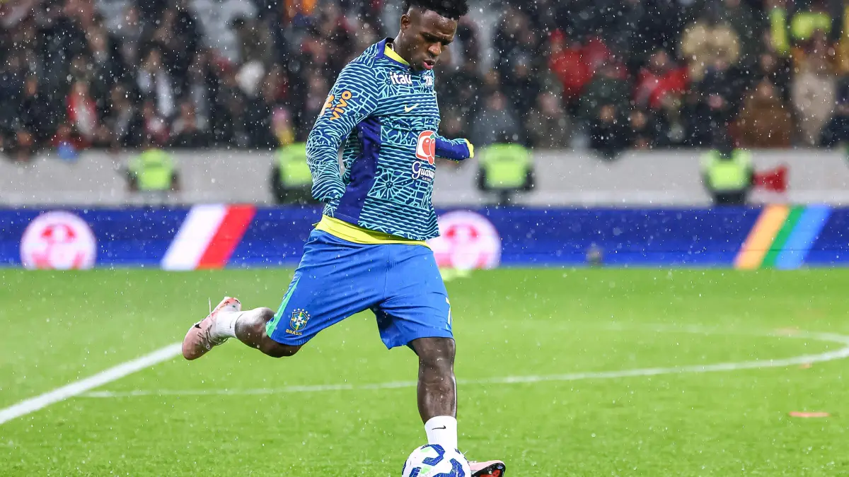 Brazil's midfielder #07 Vinicius Jr takes part in warm up prior to the International friendly football match between Brazil and Tunisia at Stade Pierre-Mauroy, in Villeneuve-d'Ascq, northern France, on November 18, 2025. (Photo by Sameer Al-DOUMY / AFP)