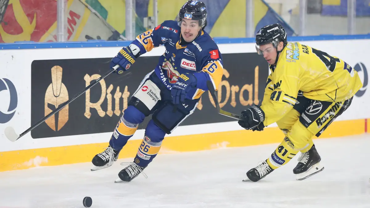 Lausitzer Fuechse vs. Krefeld Pinguine: 18.11.2025, Weisswasser, Lausitzer Fuechse vs. Krefeld Pinguine
Christopher Theodore (26, Lausitzer Fuechse), Steven Raabe (41, Krefeld Pinguine)