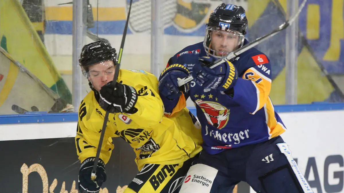 Lausitzer Fuechse vs. Krefeld Pinguine: 18.11.2025, Weisswasser, Lausitzer Fuechse vs. Krefeld Pinguine
Steven Raabe (41, Krefeld Pinguine), Tom Knobloch (67, Lausitzer Fuechse)