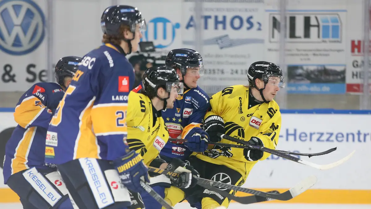 Lausitzer Fuechse vs. Krefeld Pinguine: 18.11.2025, Weisswasser, Lausitzer Fuechse vs. Krefeld Pinguine
Tim Heyter (42, Lausitzer Fuechse) stoppt Roope Maekitalo (91, Krefeld Pinguine)