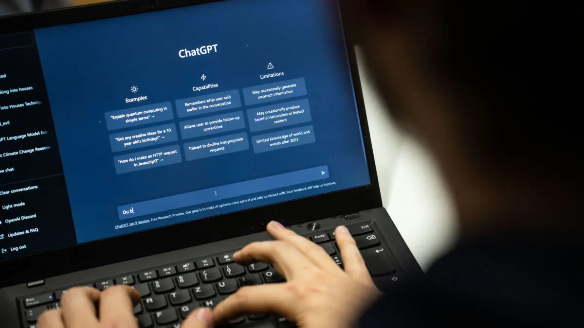 KI: ARCHIV - 25.01.2023, Hessen, Darmstadt: Ein Mensch gibt einen Text in ChatGPT ein. Eine technische Störung beim Internetanbieter Cloudflare hat etliche Websites und Online-Apps unerreichbar gemacht. (zu dpa: «Störung bei Cloudflare legt viele bekannte Webseiten lahm») Foto: Frank Rumpenhorst/dpa +++ dpa-Bildfunk +++