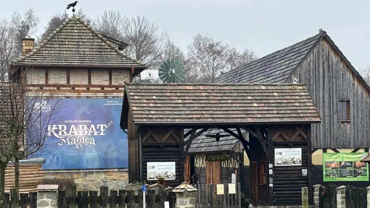 Die "Krabat Magica" wirft schon ihre Schatten voraus. Sie findet am 28.,29. und 30. Dezember 2025 statt. Aber zuvor ist in der Krabat-Mühle Schwarzkollm noch der "Lichterzauber" zu erleben.