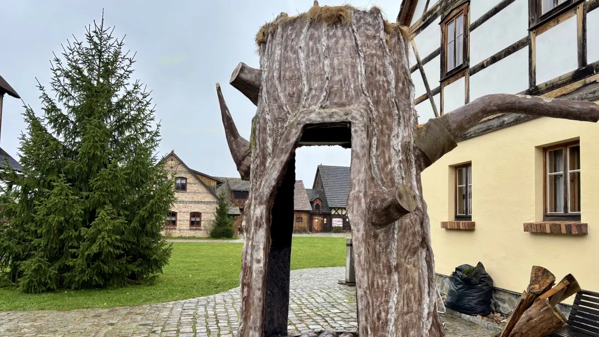 Der Wunschbaum ist schon im Aufbau: Er wird zur "Krabat Magica" in Schwarzkollm wieder die geheimen Wünsche der Besucher aufnehmen.