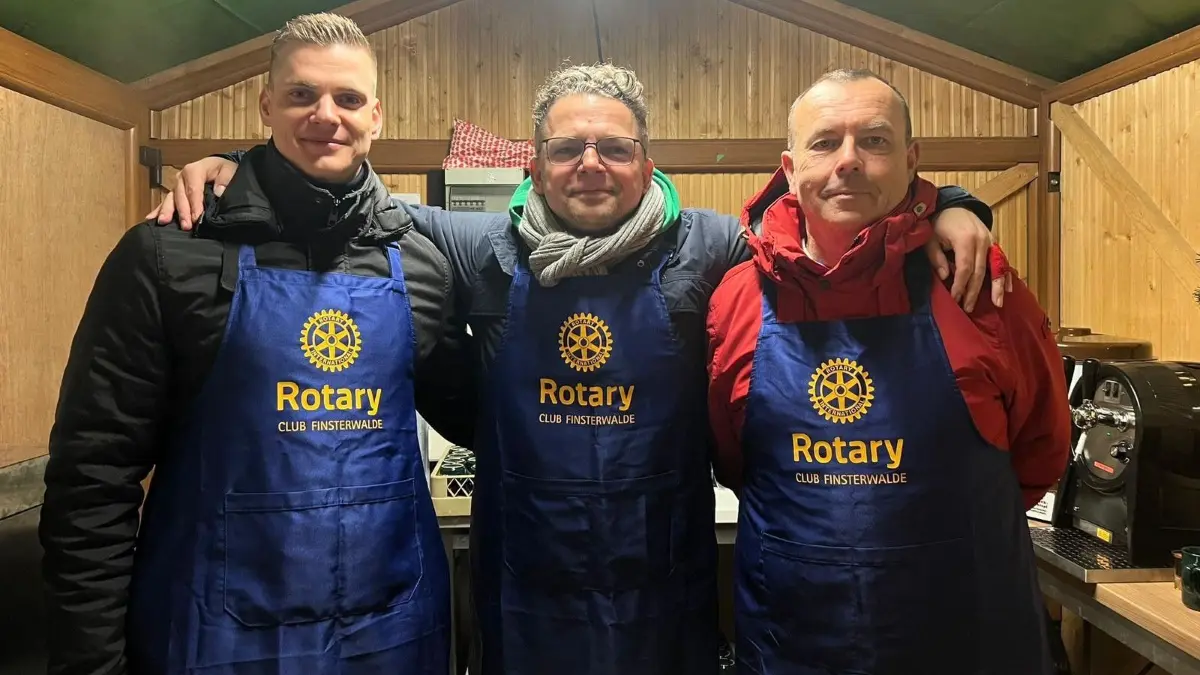 Die Rotarier Finsterwalde betreuen den Glühweinstand vor dem 1. Advents-Wochenende. Christian Drangosch, Toni Boche und Matthias John (v.l.) haben mit dem Betreuen von Glühweinständen schon Erfahrung.