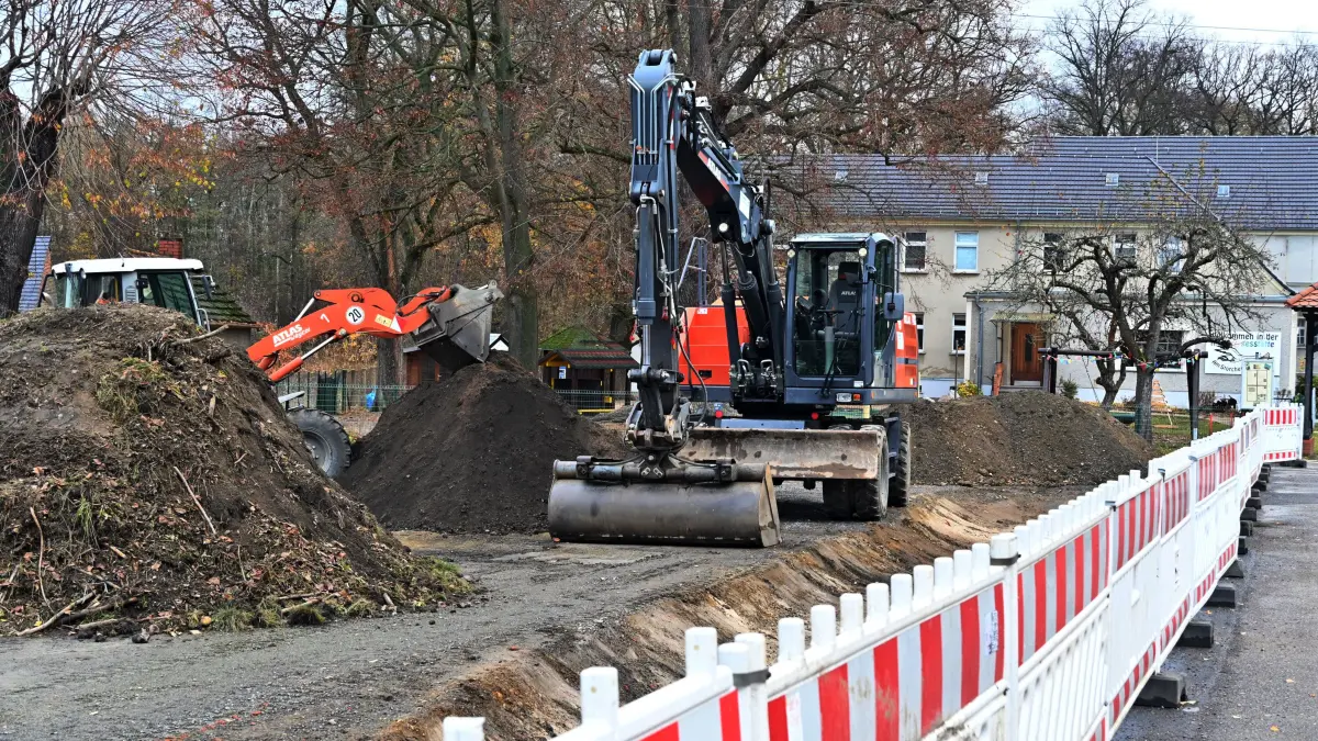Gallinchen Friedensplatz : Am Friedensplatz in Gallinchen wird an der Entwässerung gebaut. Blick in Richtung Kita und Jugendklub. Da soll künftig das neue Bürgerhaus entstehen.