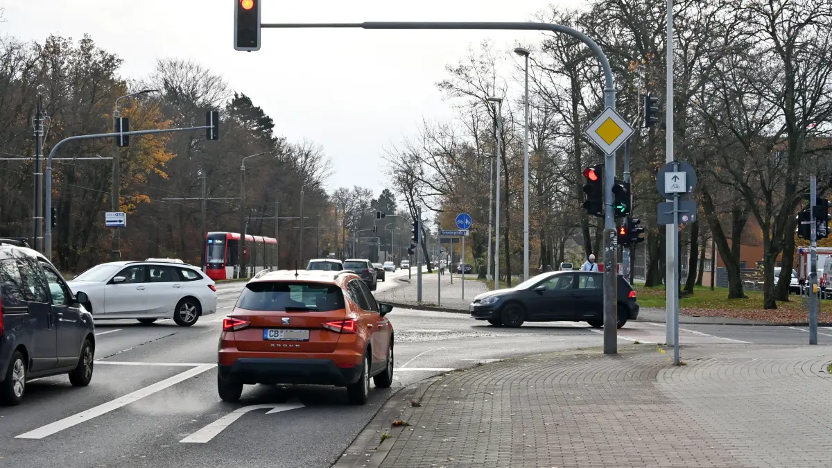 Madlower Hardenbergstrasse: Ab dem 24. November ist die Dresdener Straße/Madlower Hauptstraße zwischen Hardenbergstraße und An der Priormühle gesperrt. Auch die Zufahrt zu Kaufland ist damit dicht.