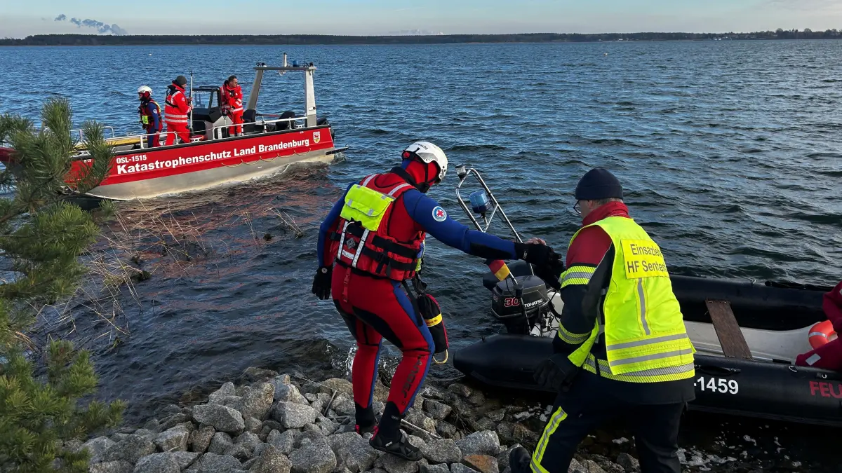 Am Geierswalder See wird eine Person vermisst. Ein Taucher der Senftenberger Wasserwacht macht sich für den Einsatz bereit. Ein Kind konnte indes gerettet werden.