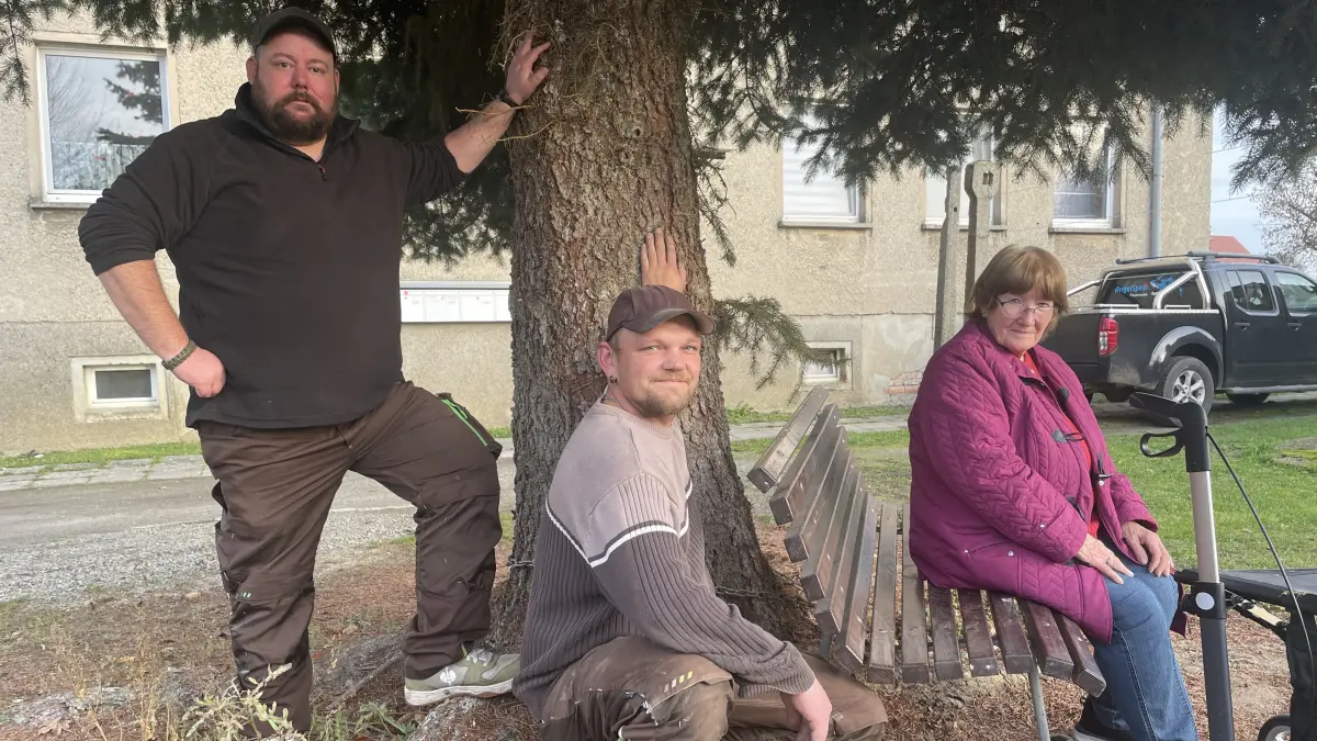 Paul Höhna, Toni Paulo und Else Hennberg (v.l.) aus Arenzhain wollen ihre Blautanne behalten.