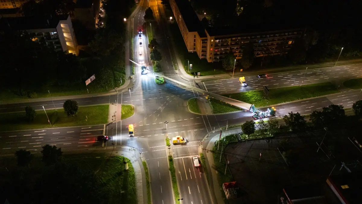 Aufwendiger Windrad-Transport der Leag durch Cottbus: Eine neuralgische Stelle beim Transport der riesigen Rotorblätter ist das Einschwenken auf den Stadtring in Cottbus-Sandow. (Archiv)
