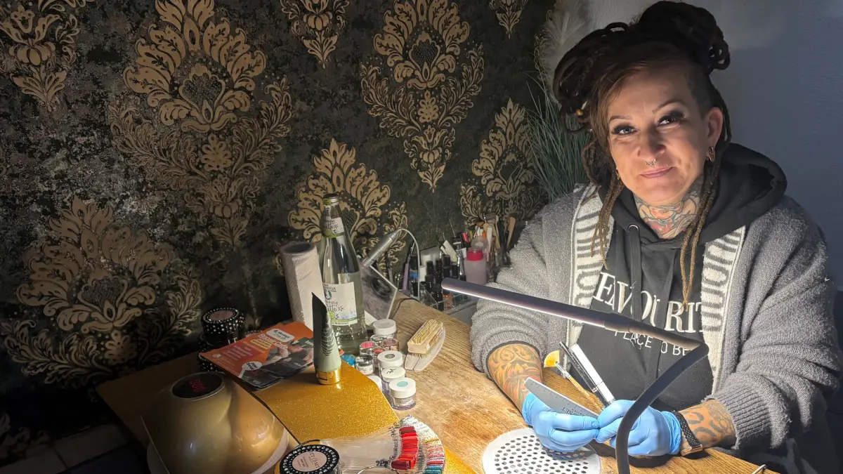 Julia Thiel ist selbstständige Nageldesignerin. Vor einigen Monaten hat sie ein Nagelstudio auf dem neu bezogenem Wohngrundstück in Groß Schacksdorf zwischen Forst und Döbern eröffnet.