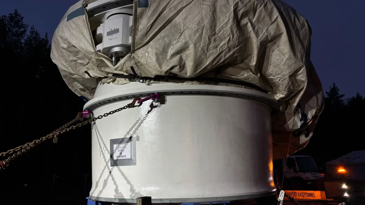 Detailblick auf das Unterteil des Generators für den Höhenwindturm. Dieses hat ein Gewicht von 32 Tonnen.