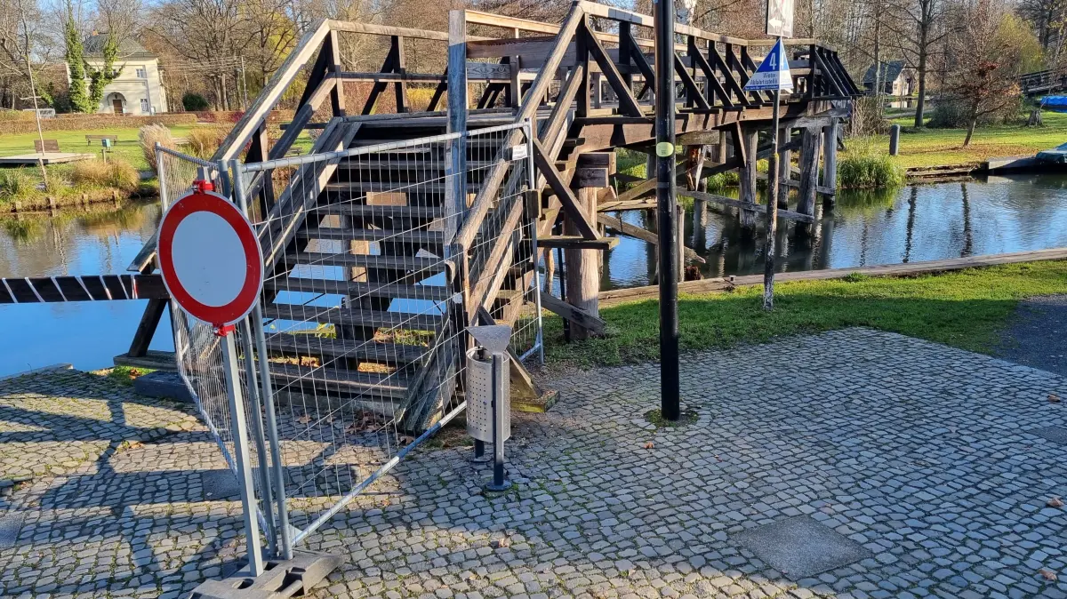 Seit kurzem komplett gesperrt ist die Stufenbrücke am Großen Spreewaldhafen in Lübbenau.