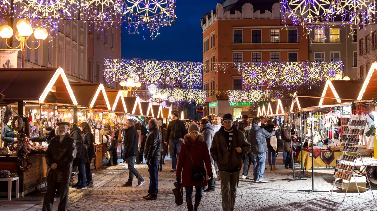 Polen hat auch 2025 wunderschöne Weihnachtsmärkte zu bieten. Die fünf schönsten Weihnachtsmärkte, was sie zu bieten haben und alles Wichtige zu Anfahrt und Parken. (im Bild: der Weihnachtsmarkt in Breslau)