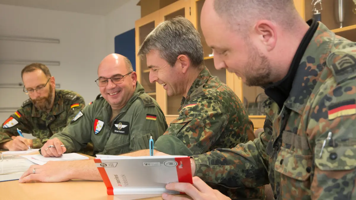 Bundeswehr in Holzdorf: Oberstleutnant Michael Hackert (2.v.l.) mit verantwortlichen Soldaten bei der Dienstbesprechung, um die anstehenden Arbeiten am Standort Holzdorf zu koordinieren.