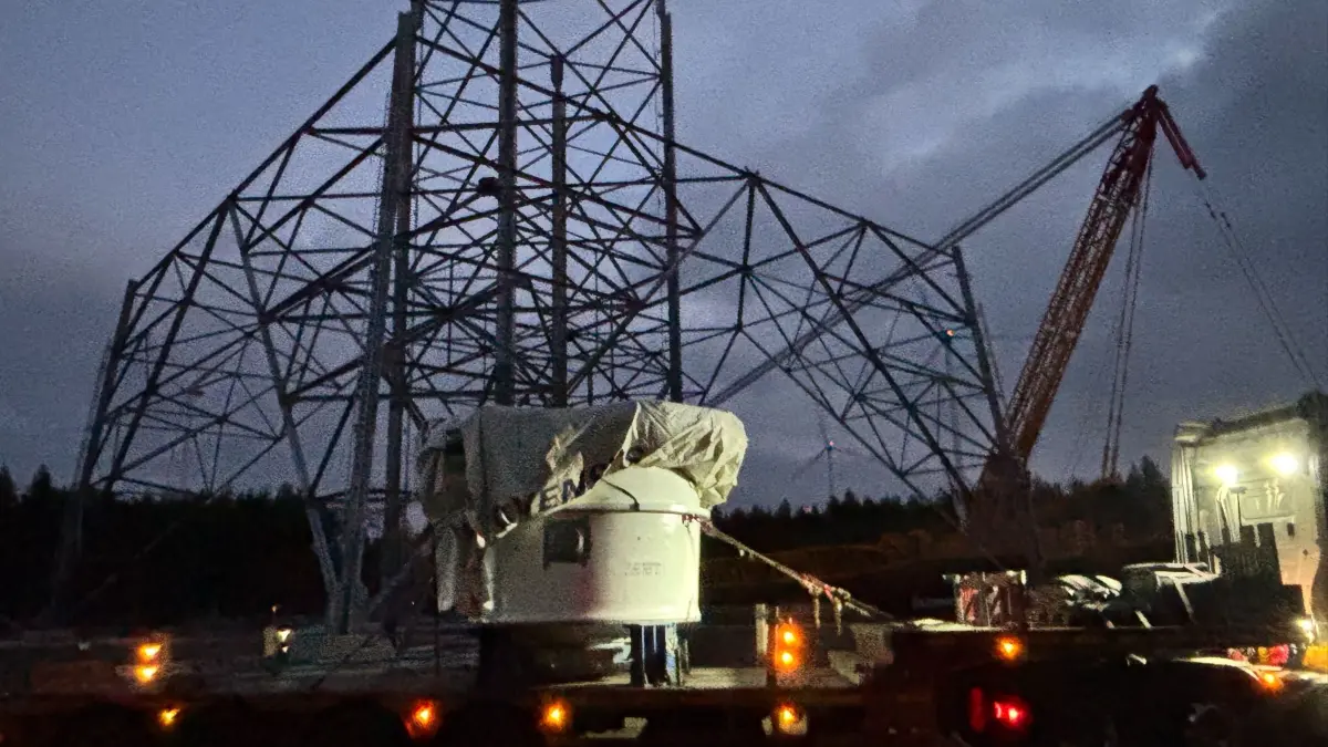 Noch vor Sonnenaufgang trifft der Schwerlasttransporter mit der Turbine für den Höhenwindturm auf der Baustelle ein.