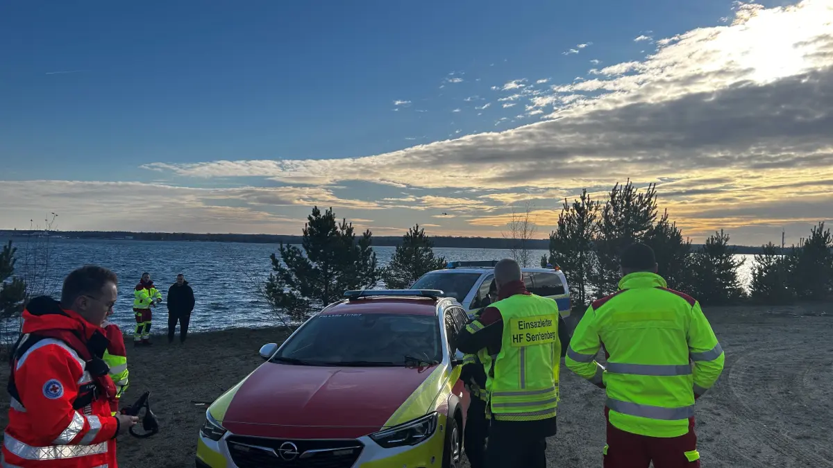 Am Geierswalder See läuft derzeit ein größerer Rettungseinsatz. Zwei Personen sind in Seenot geraten.