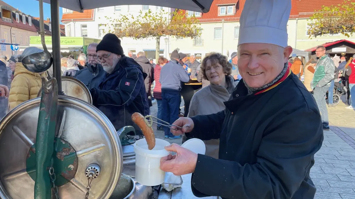 Suppe löffeln unter freiem Himmel auf dem Marktplatz Elsterwerda. Andreas Kisser vom Suppenexpress Plessa weiß, was den Gästen schmeckt.