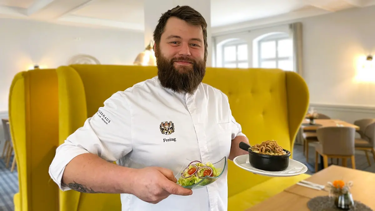 Lukas Freitag, Küchenchef im Cavalierhaus in Cottbus, präsentiert am 20.11.2025 Käseknöpfle mit Salat von der Winterkarte.