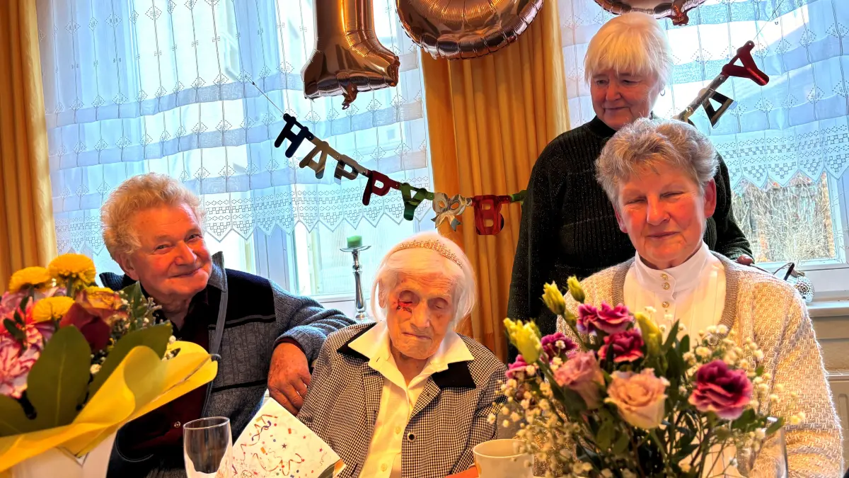 Klaus Siegert, Anna Ciesla, sowie Marion Ciesla und Elke Siegert (v.l.) im Seniorenheim in Schlieben. Auch wenn Anna Ciesla selbst nicht mehr erzählt, was verraten ihren Aufzeichnungen aus ihrem über einhundertjährigem Leben?