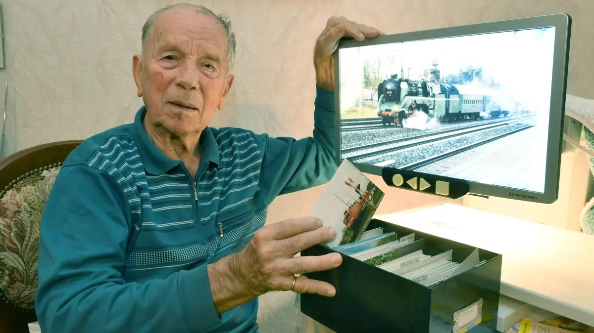 150 Jahre Eisenbahn in Elsterwerda – Drei vergessene Jubiläen : 150 Jahre Eisenbahn in Elsterwerda – Drei vergessene Jubiläen
- Horst Paulick mit seinen Foto- Schätzen, 21 solcher Kästen mit sortierten Eisenbahn- Bildern stehen im Archiv