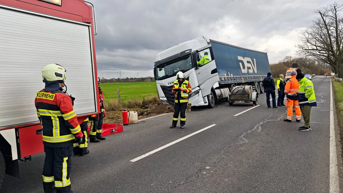 Unfall bei Cottbus: Zwischen Klein Oßnig und Drebkau ist auf der B169 ein Lkw in die Böschung gefahren.