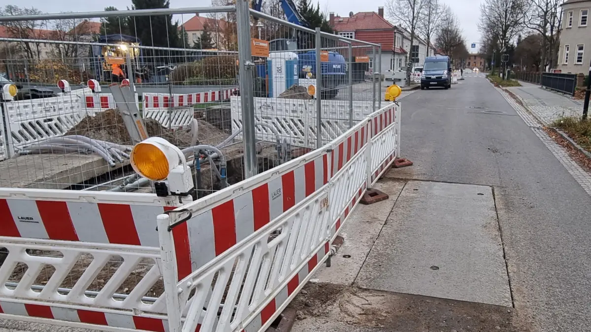 Baustelle in der Poststraße in Lübbenau. Eine Abwasserdruckleitung wird auf voller Länge verlegt. Rechts das Geländer der Kasmkebrücke.